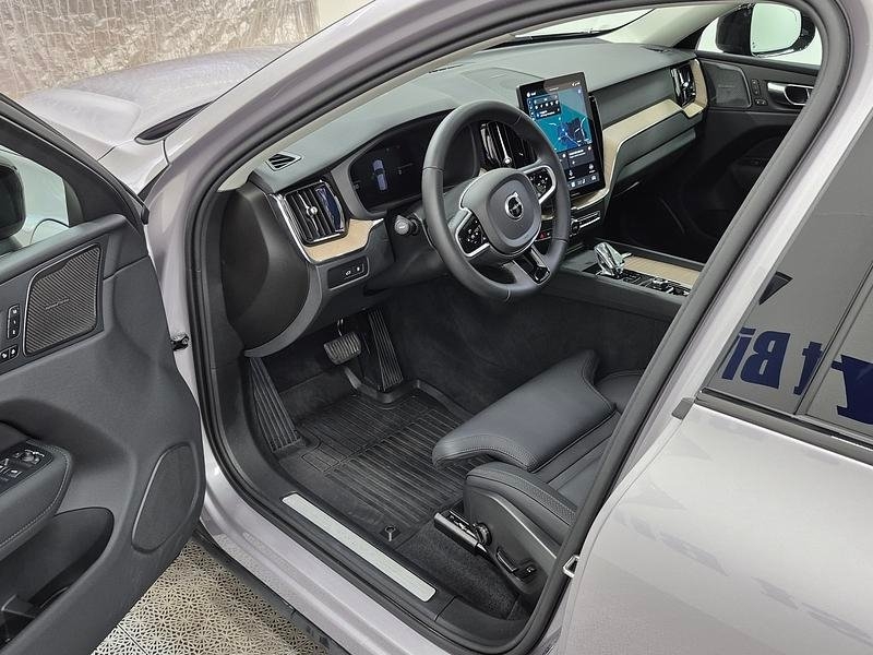 Volvo XC60 T6 Recharge Plus Dark plug in 2026, bild 2/10