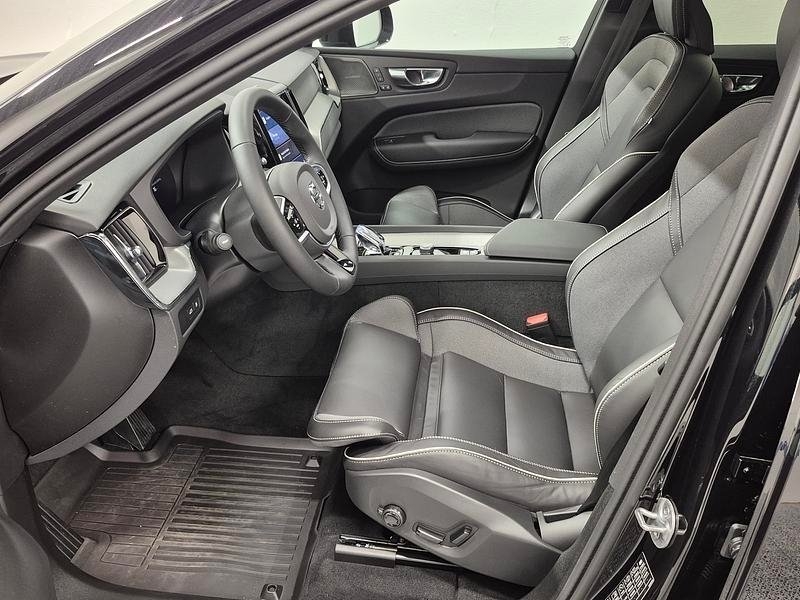 Volvo XC60 T6 Recharge Plus Dark plug in 2025, bild 2/10