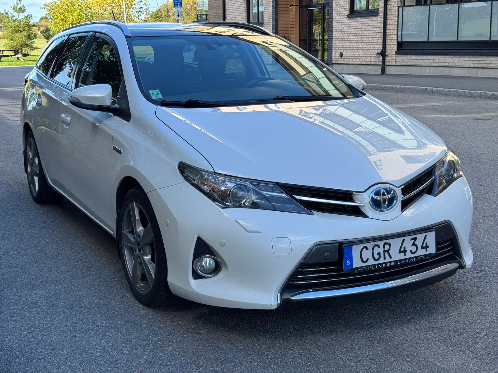 Toyota Auris Touring Sports Hybrid e-CVT 2014, bild 2/10