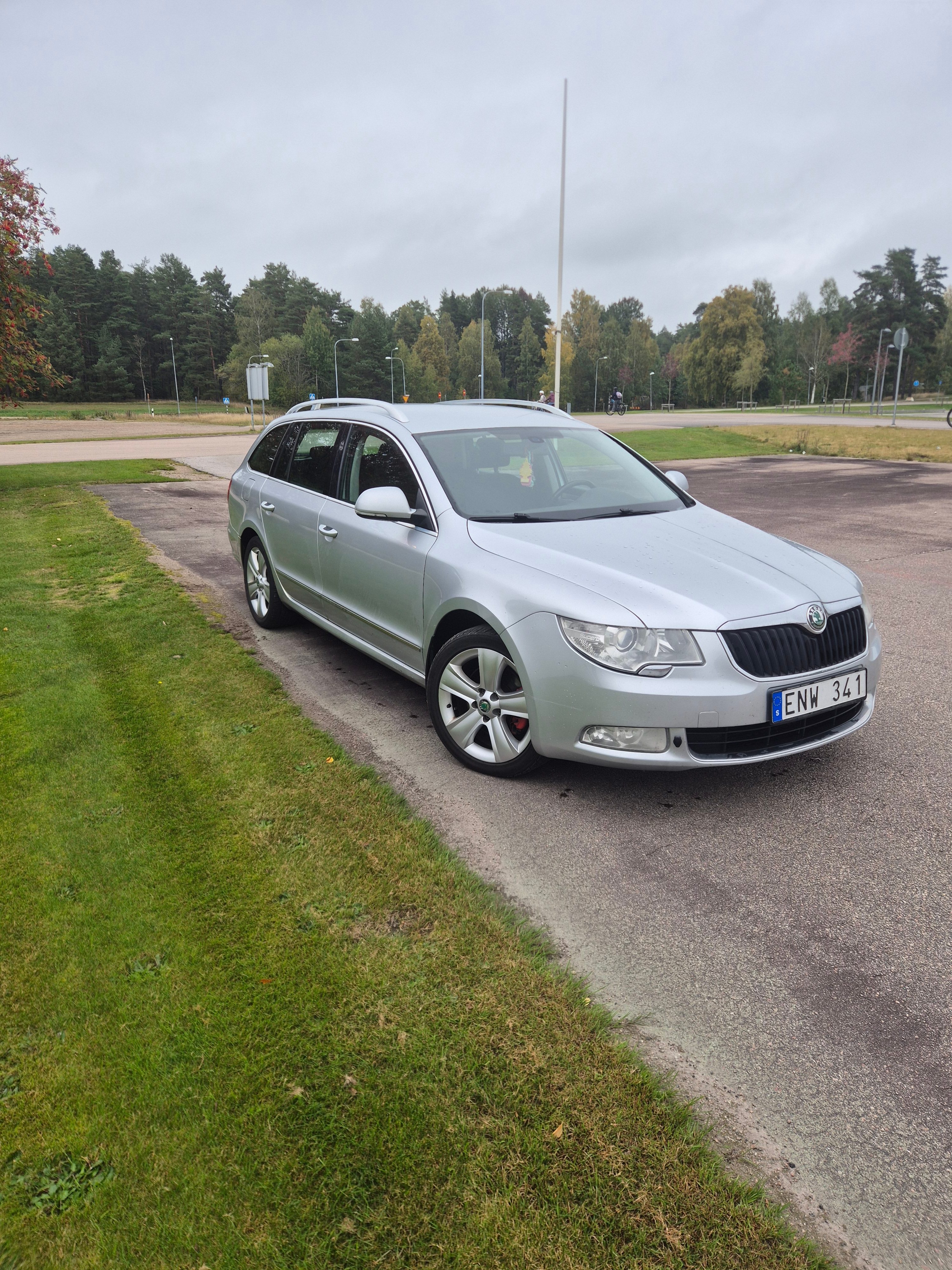 Skoda Superb Kombi 2.0 TDI Manuell 2010, bild 2/4