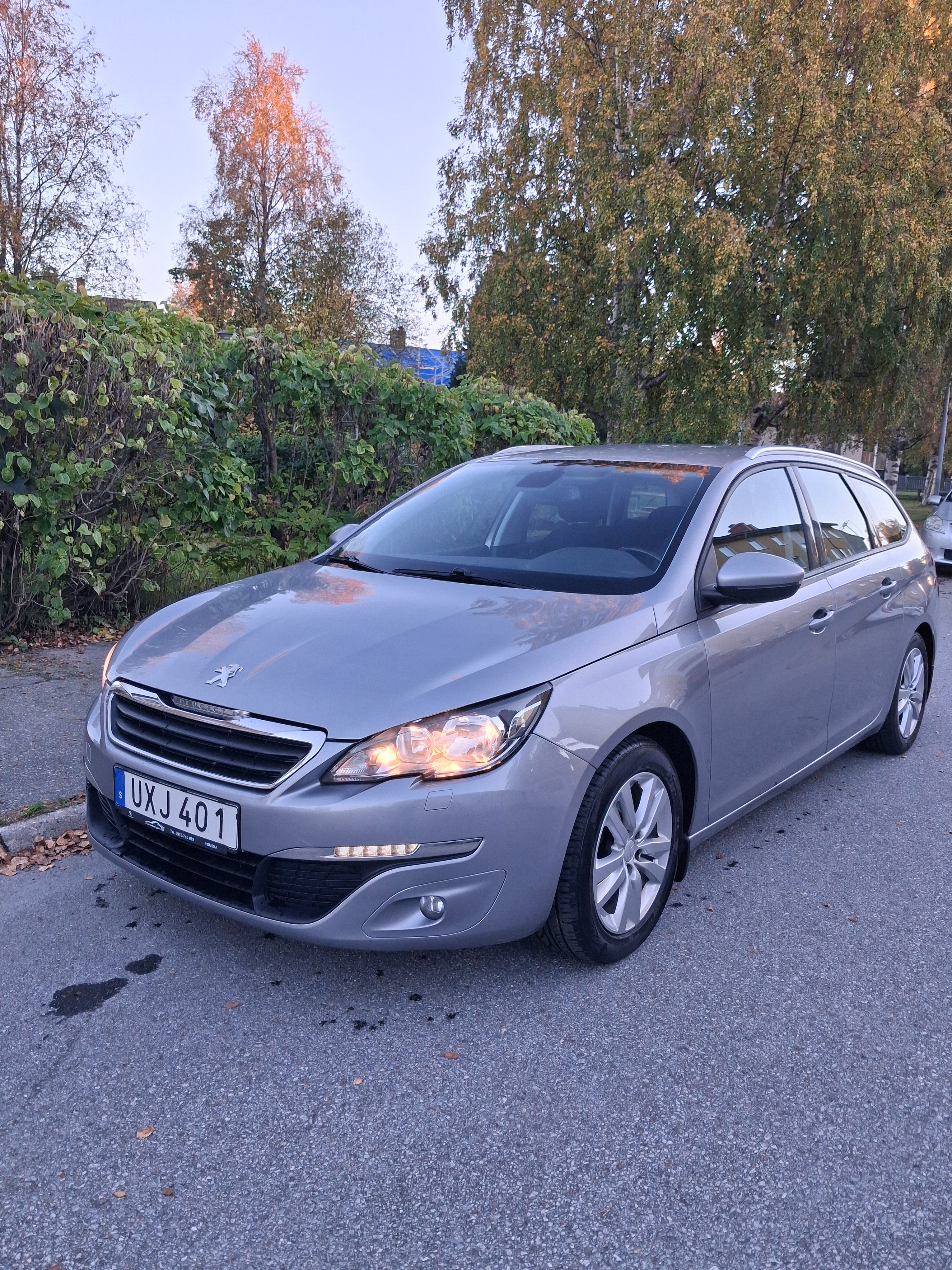 Peugeot 308 SW 1.2 PureTech 110 Manuell 2015, bild 2/10