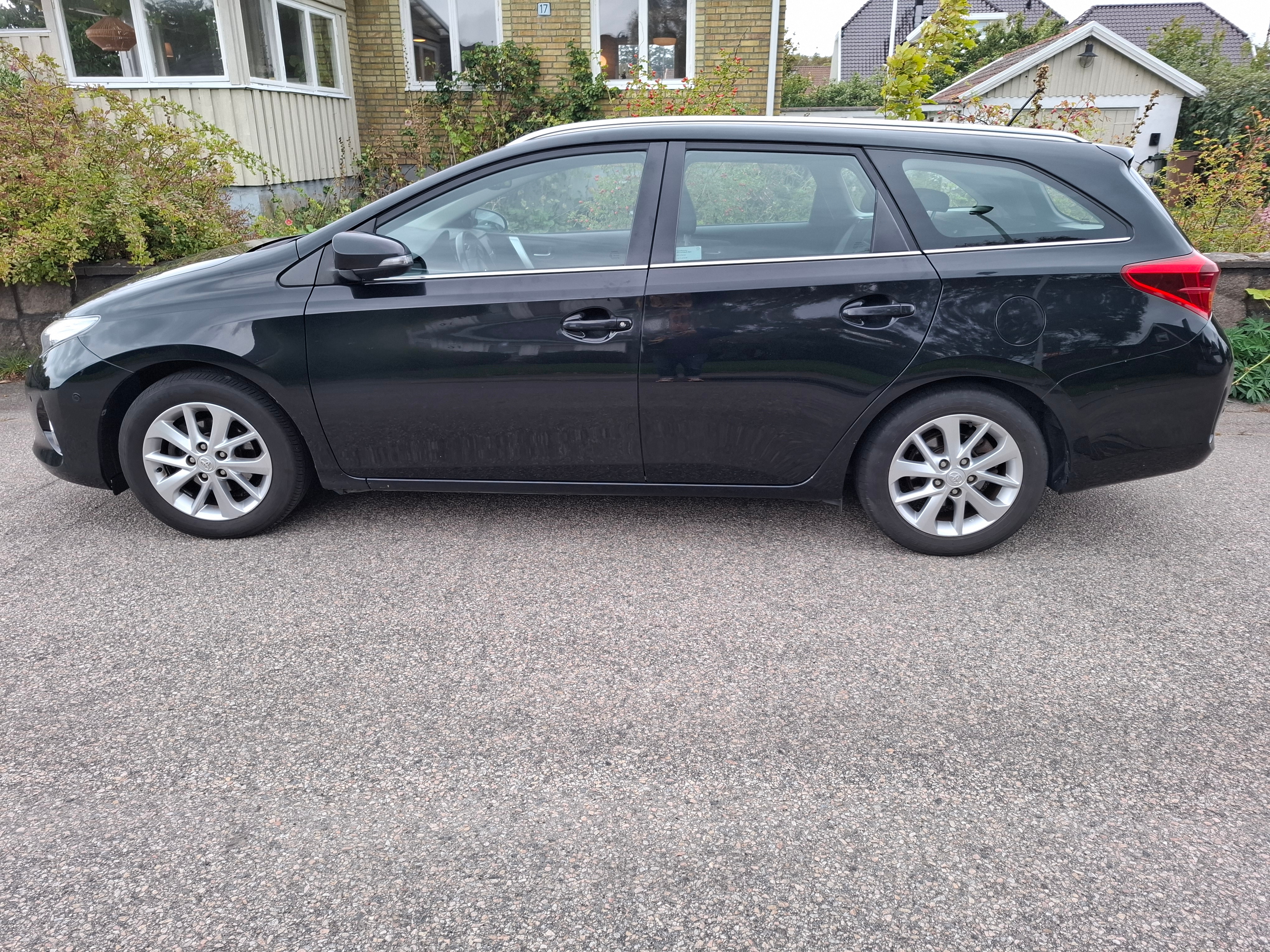 Toyota Auris 2013, bild 2/8