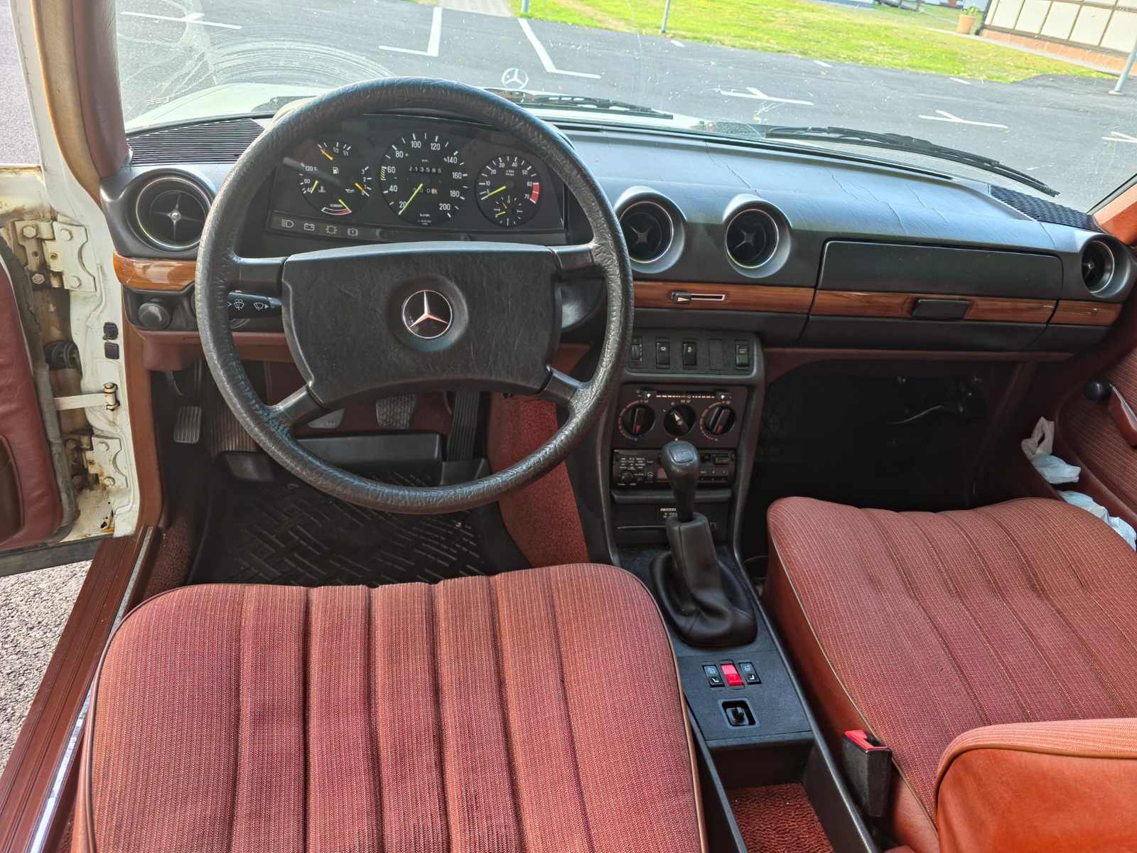 Mercedes-Benz 230 E Manuell 1983, kuva 3/4