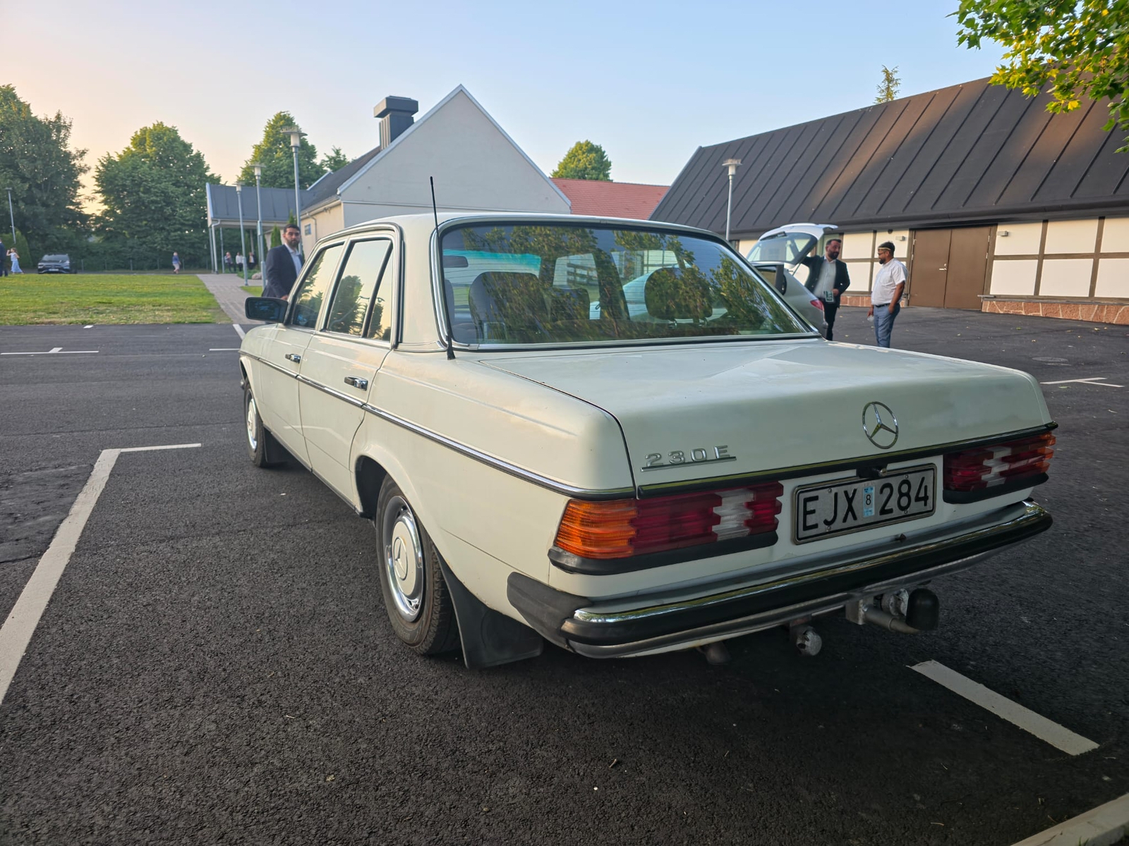Mercedes-Benz 230 E Manuell 1983, kuva 2/4
