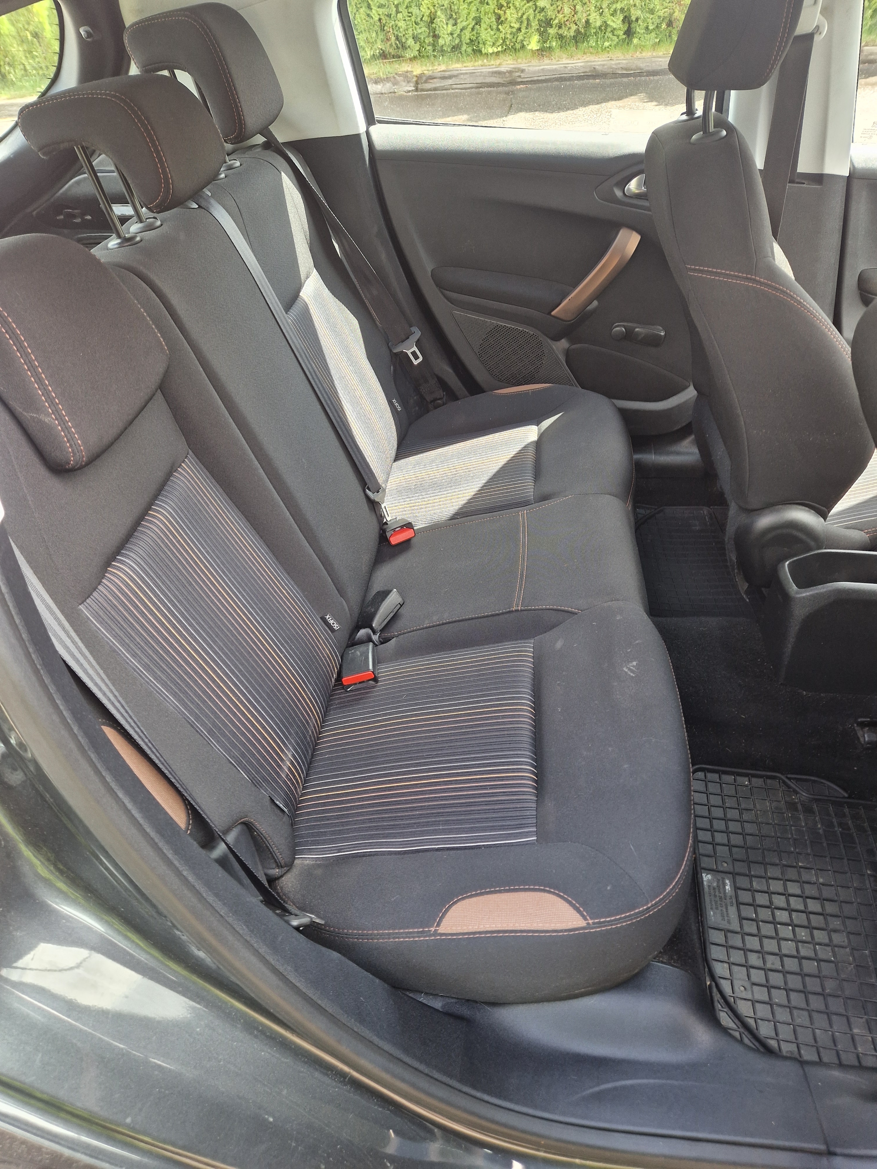 Peugeot 208 5-dörrar 1.2 VTi 82 Manuell 2013, photo 3/8