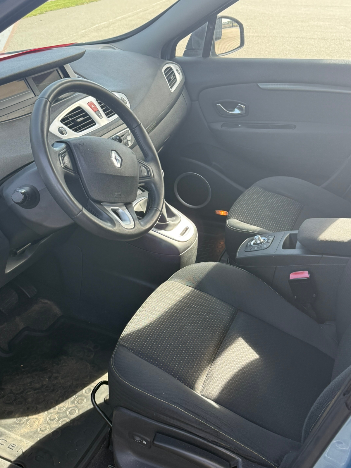 Renault Scenic III 2.0 dCi Automatisk 2010, bild 2/10