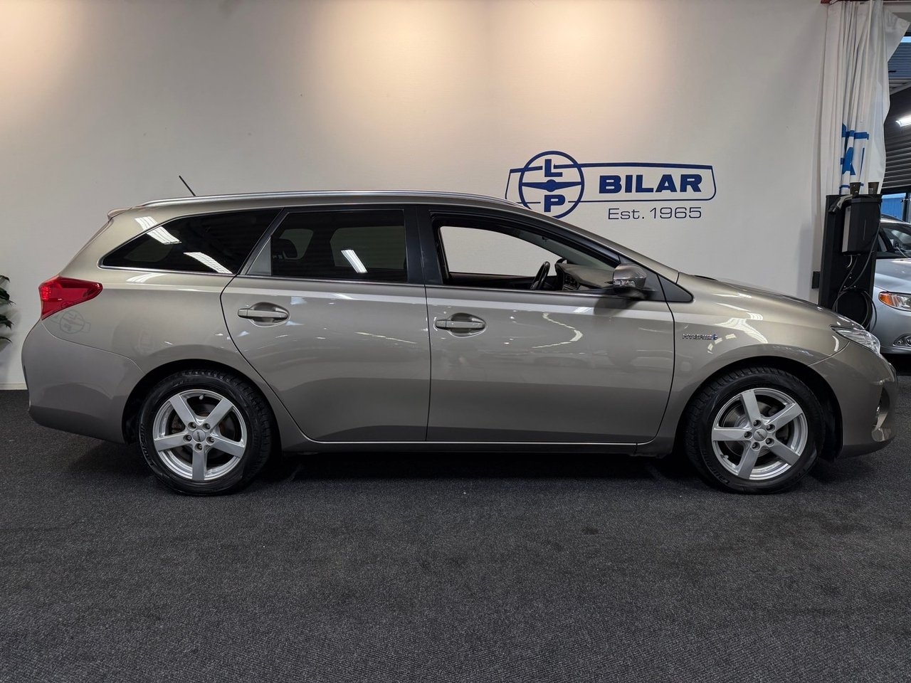Toyota Auris Touring Sports Hybrid 2014, bild 2/10