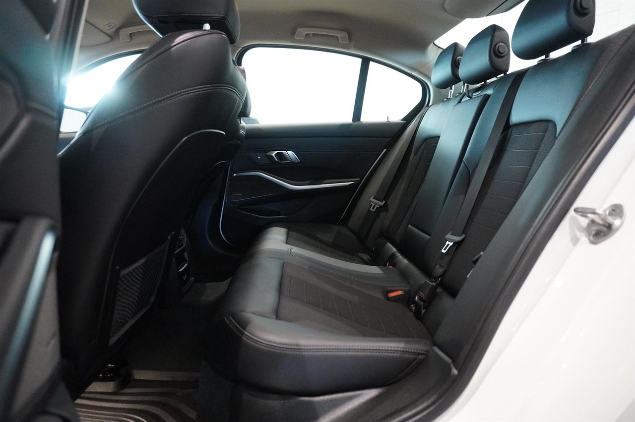 BMW 330 e Sedan Cockpit Fartpilot 2023, bild 6/10
