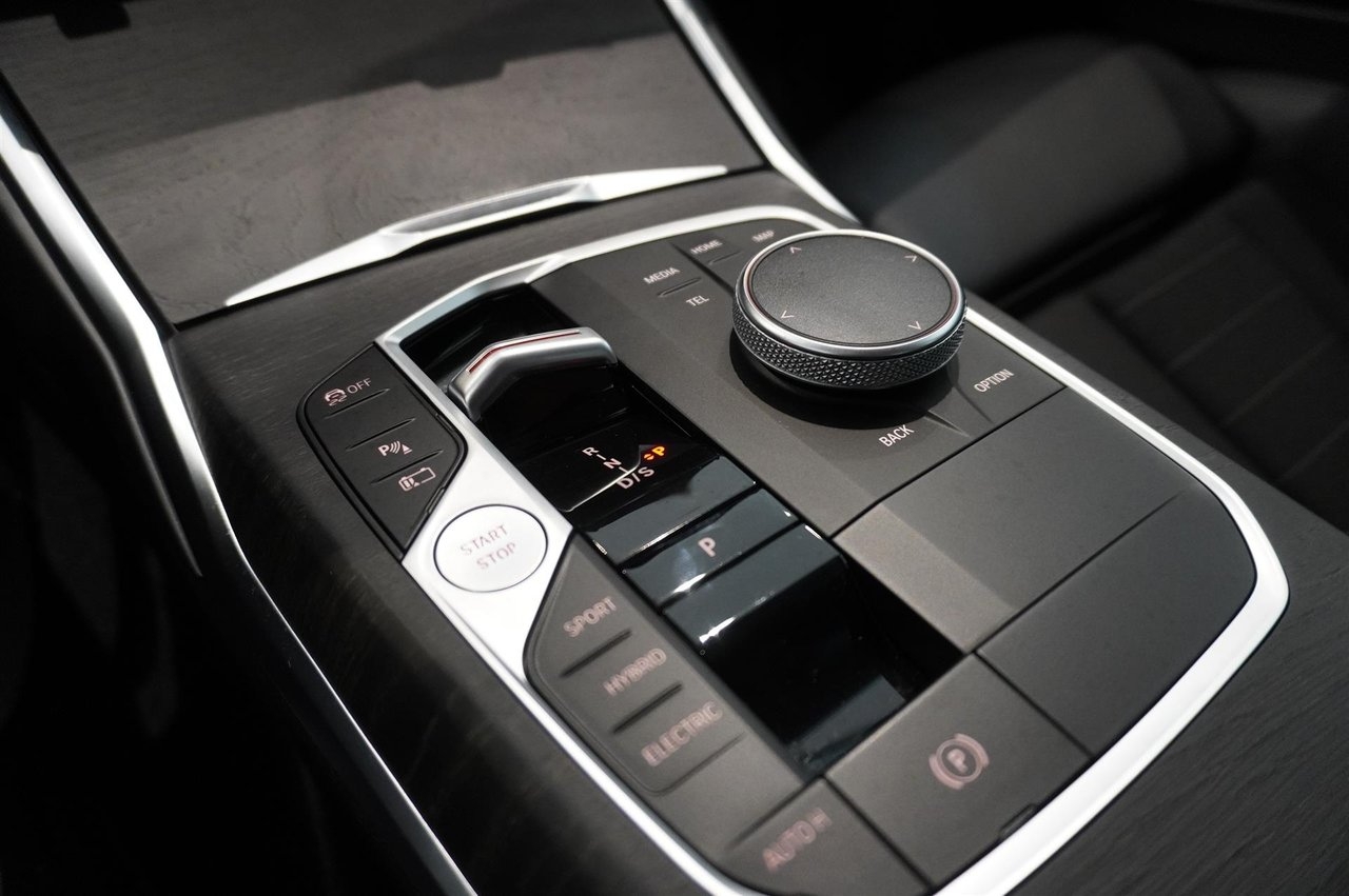 BMW 330 e Sedan Cockpit Fartpilot 2023, bild 7/10