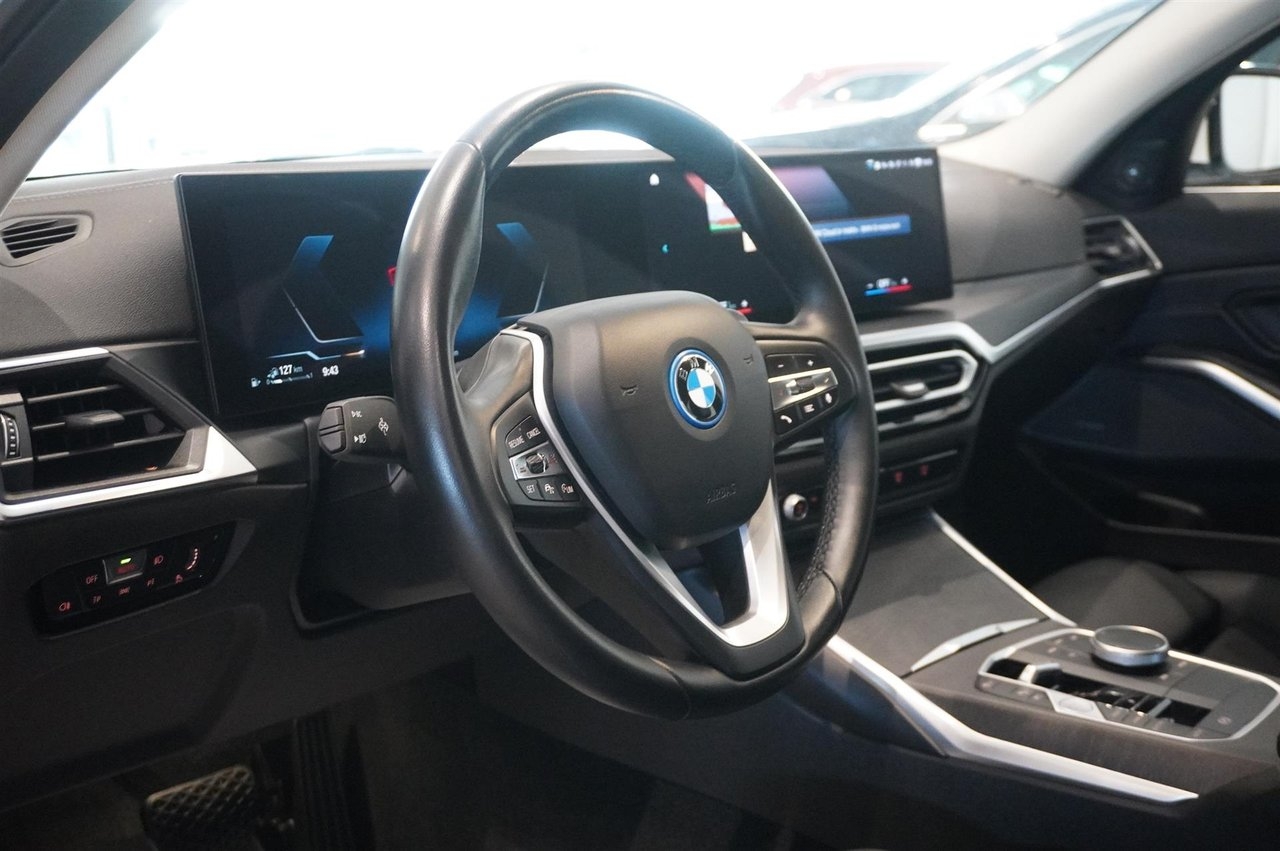 BMW 330 e Sedan Cockpit Fartpilot 2023, bild 2/10