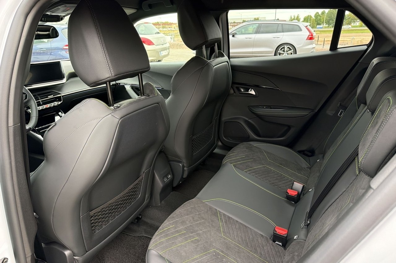 Peugeot 2008 Hybrid GT 145hk 2026, bild 7/8