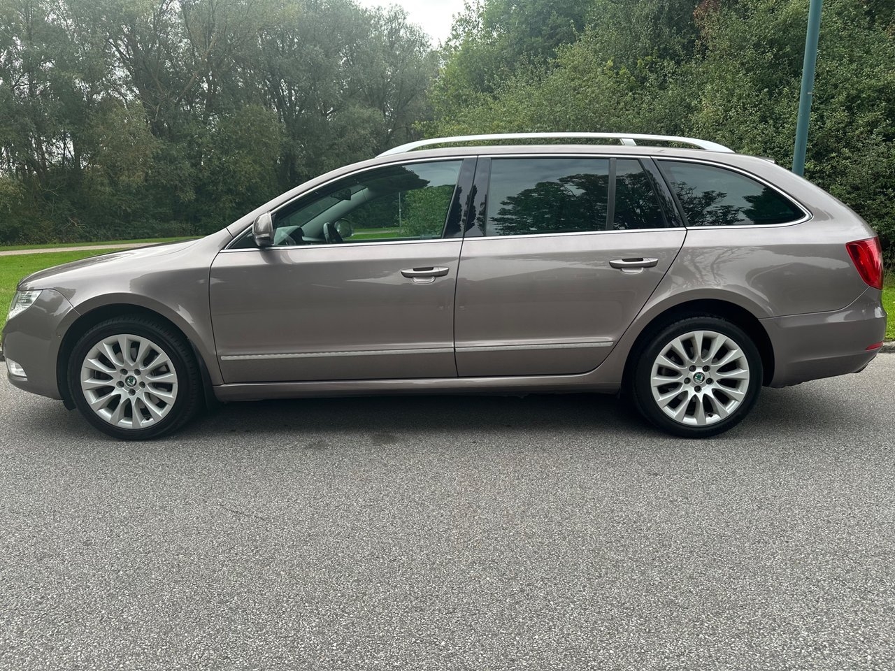 Skoda Superb 2012, bild 2/10