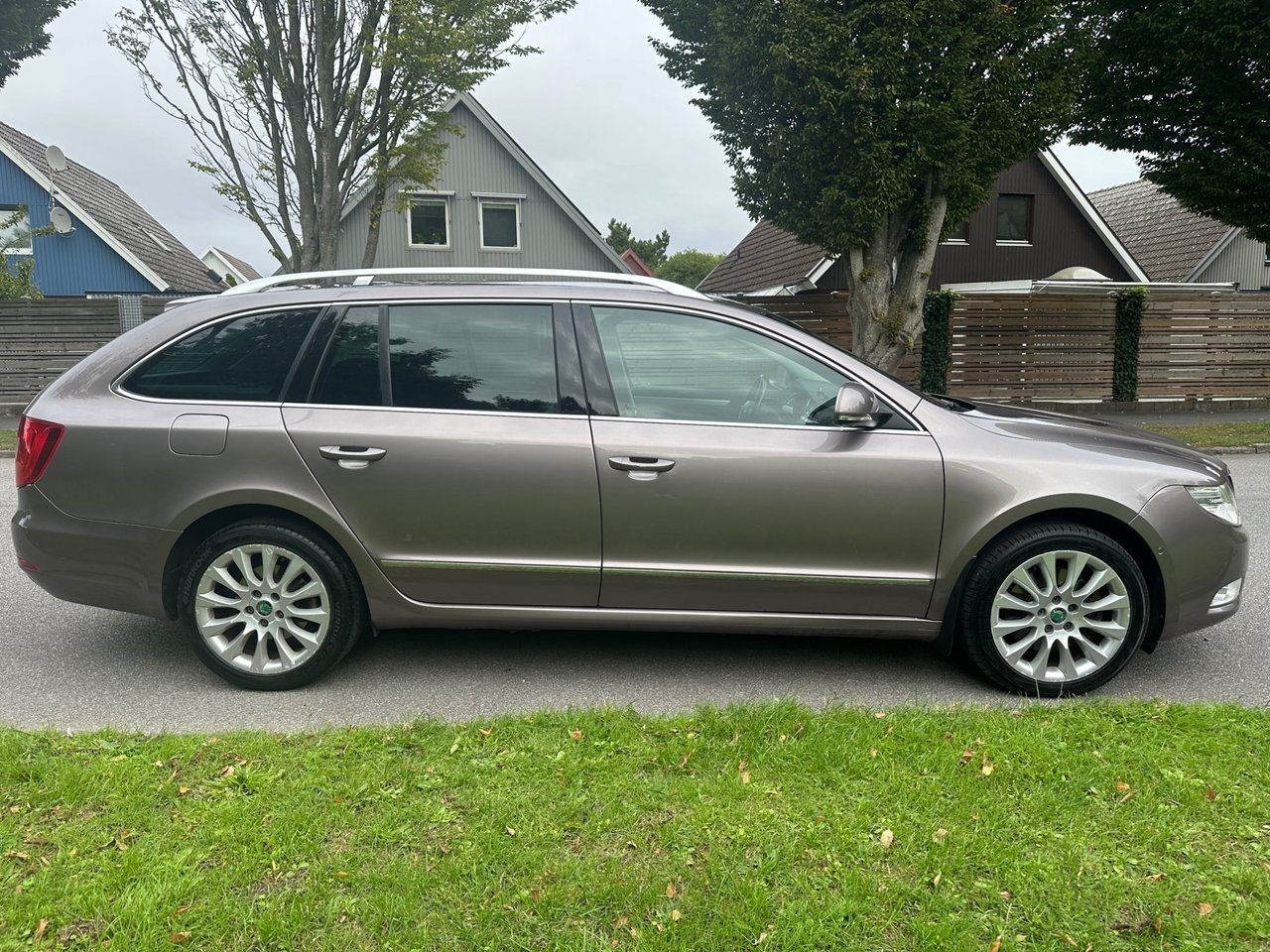 Skoda Superb 2012, bild 6/10