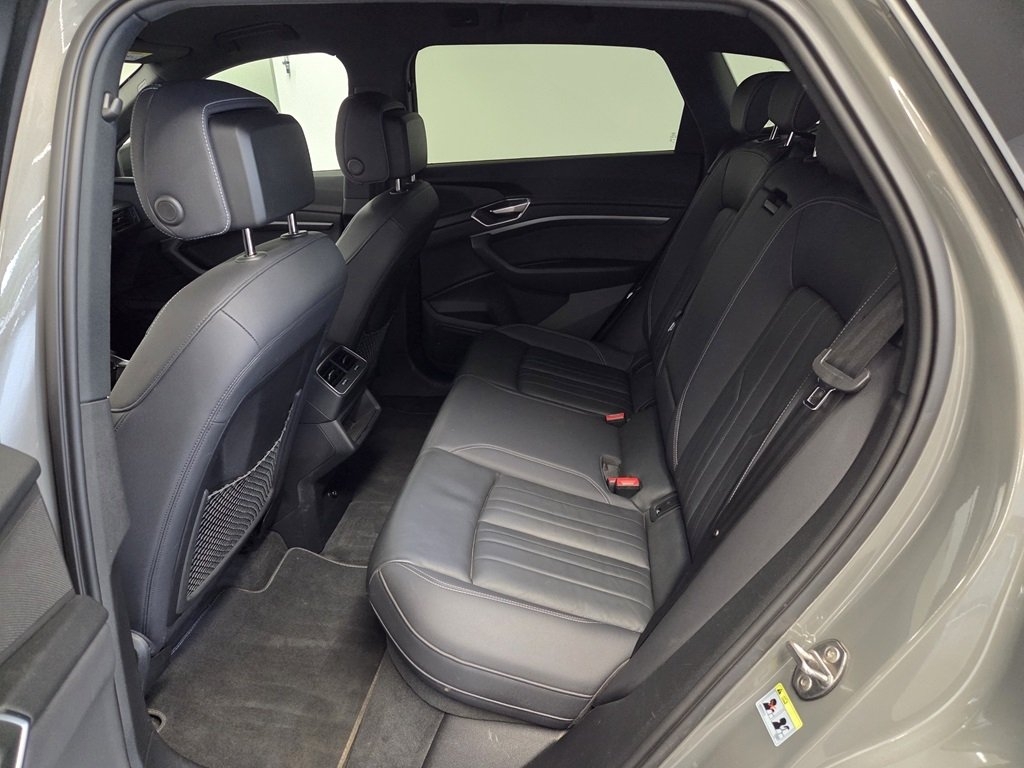 Audi Q8 55 e-tron quattro 2024, photo 6/8