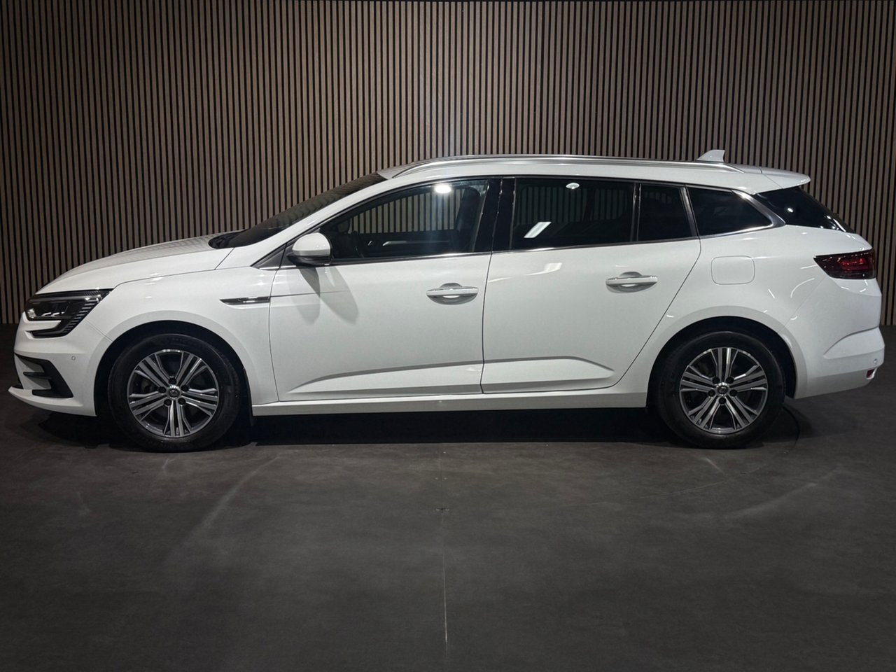 Renault Megane E-TECH Plug-in Kombi 2023, bild 7/10