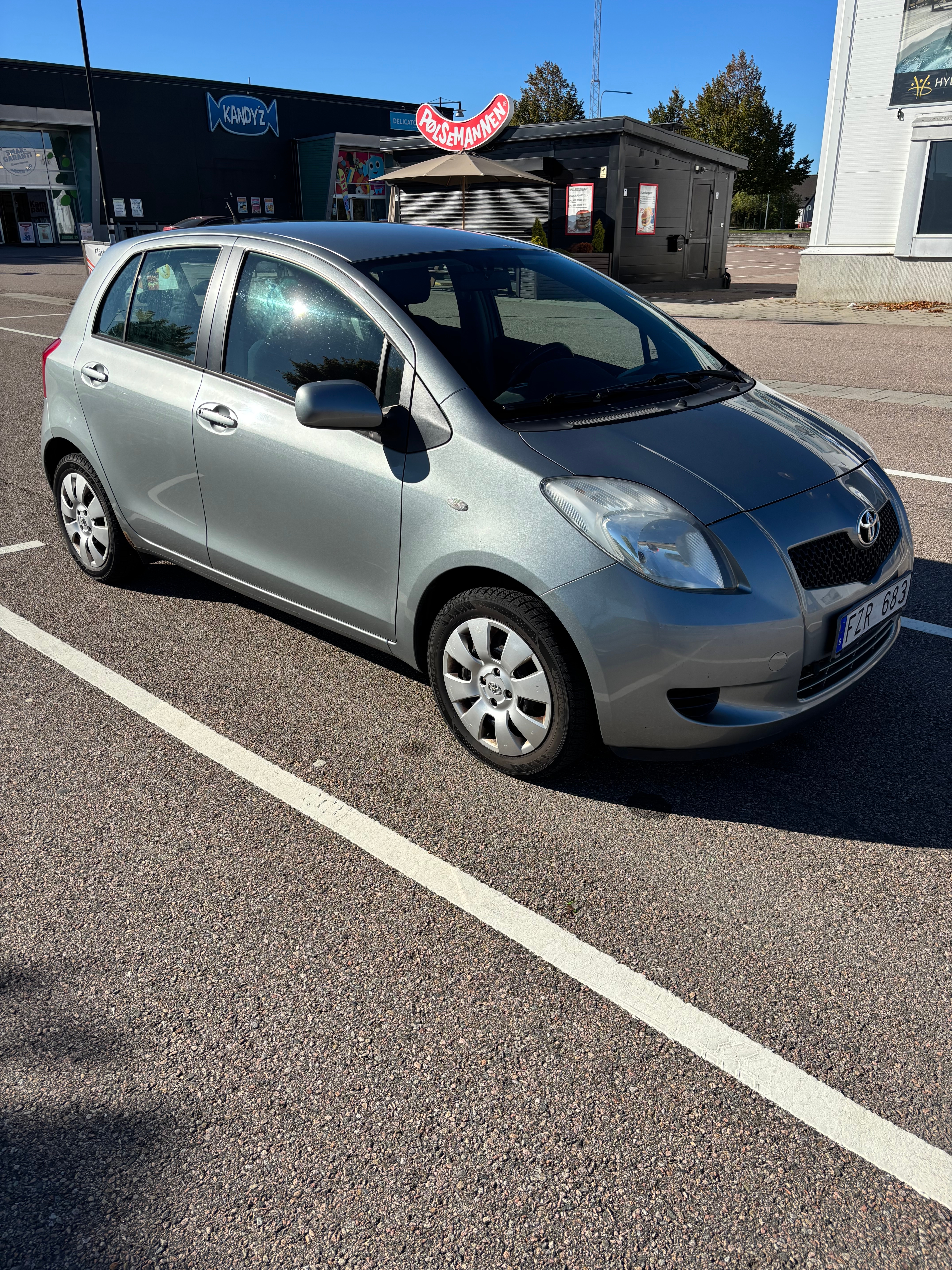 Toyota Yaris 5-dörrar 1.0 VVT-i Manuell 2007, bild 2/5