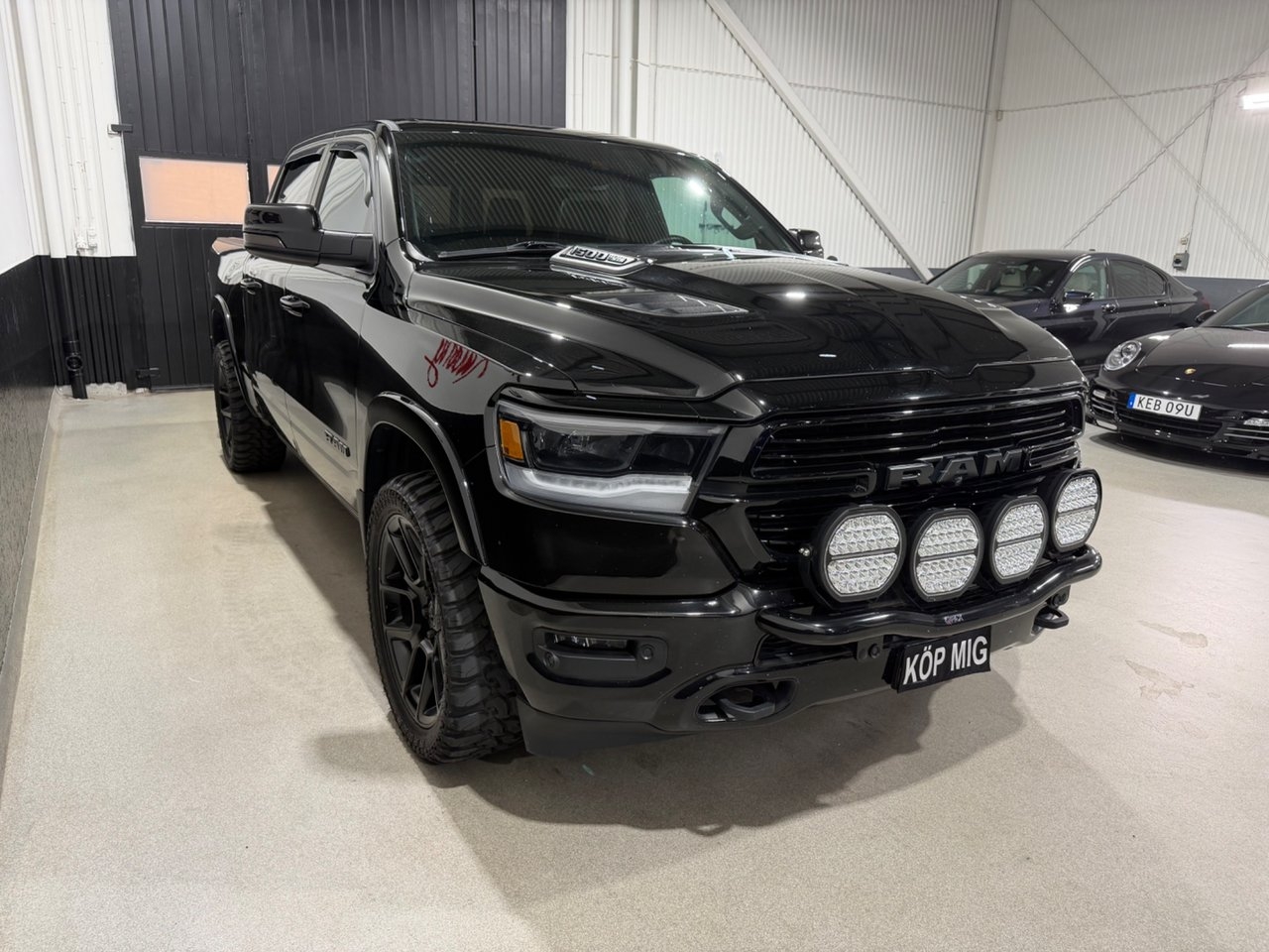 Dodge RAM Crew Cab Night Edition 2020, photo 4/10