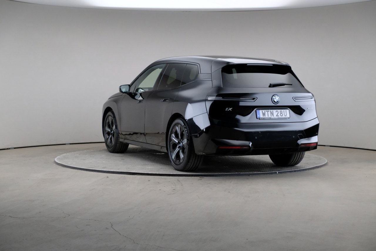 BMW iX 2022, photo 2/10