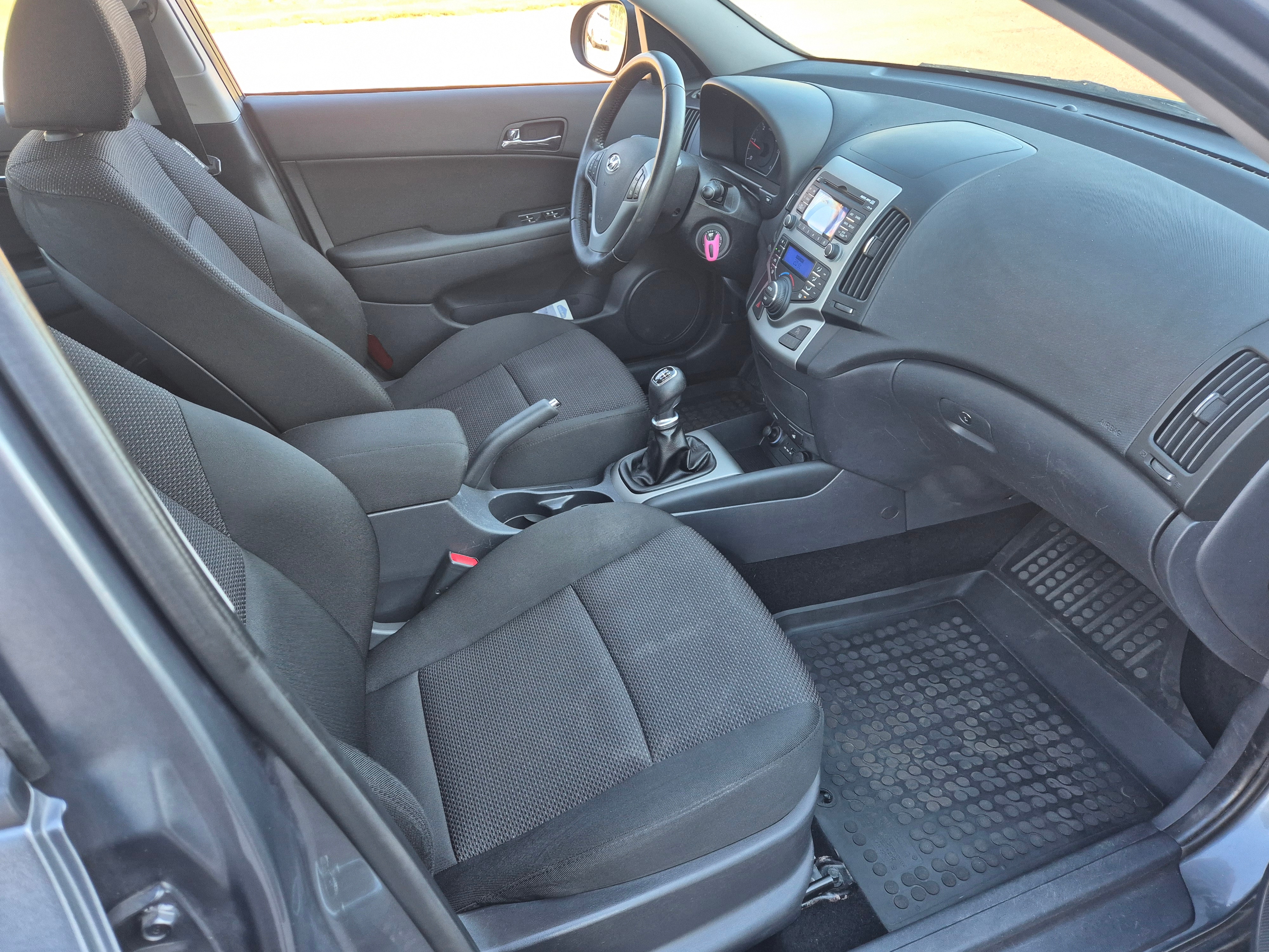 Hyundai i30 1.6 CRDi Manuell 2012, bild 7/8