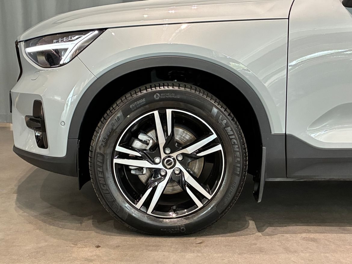 Volvo XC40 B3 FWD Bensin Plus Dark 2025, photo 7/10