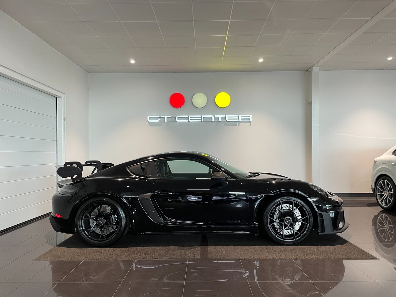 Porsche 718 Cayman GT4 RS Momsbil 2025, bild 2/10