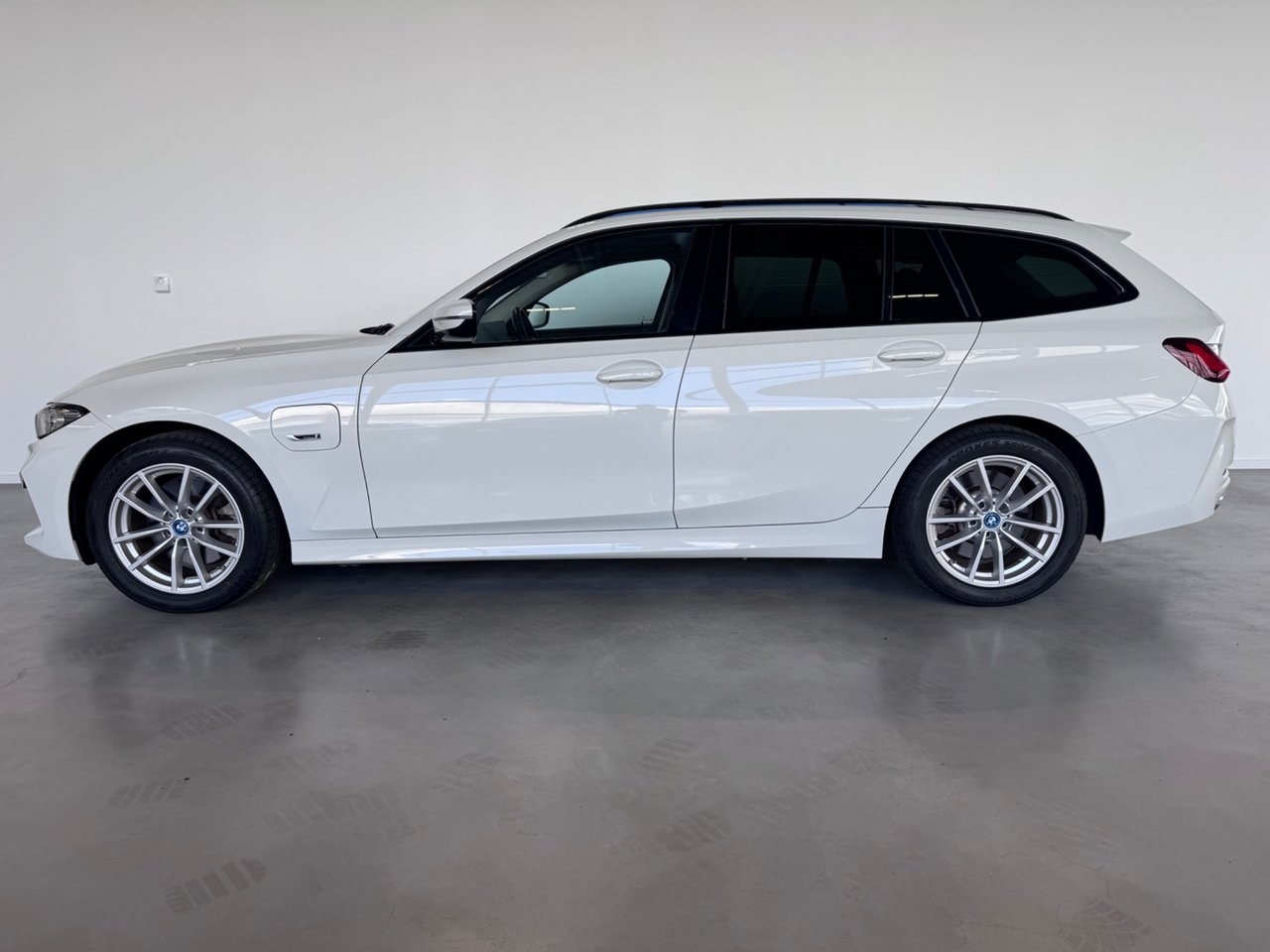 BMW 330 e xDrive Touring Steptronic 2023, bild 2/10