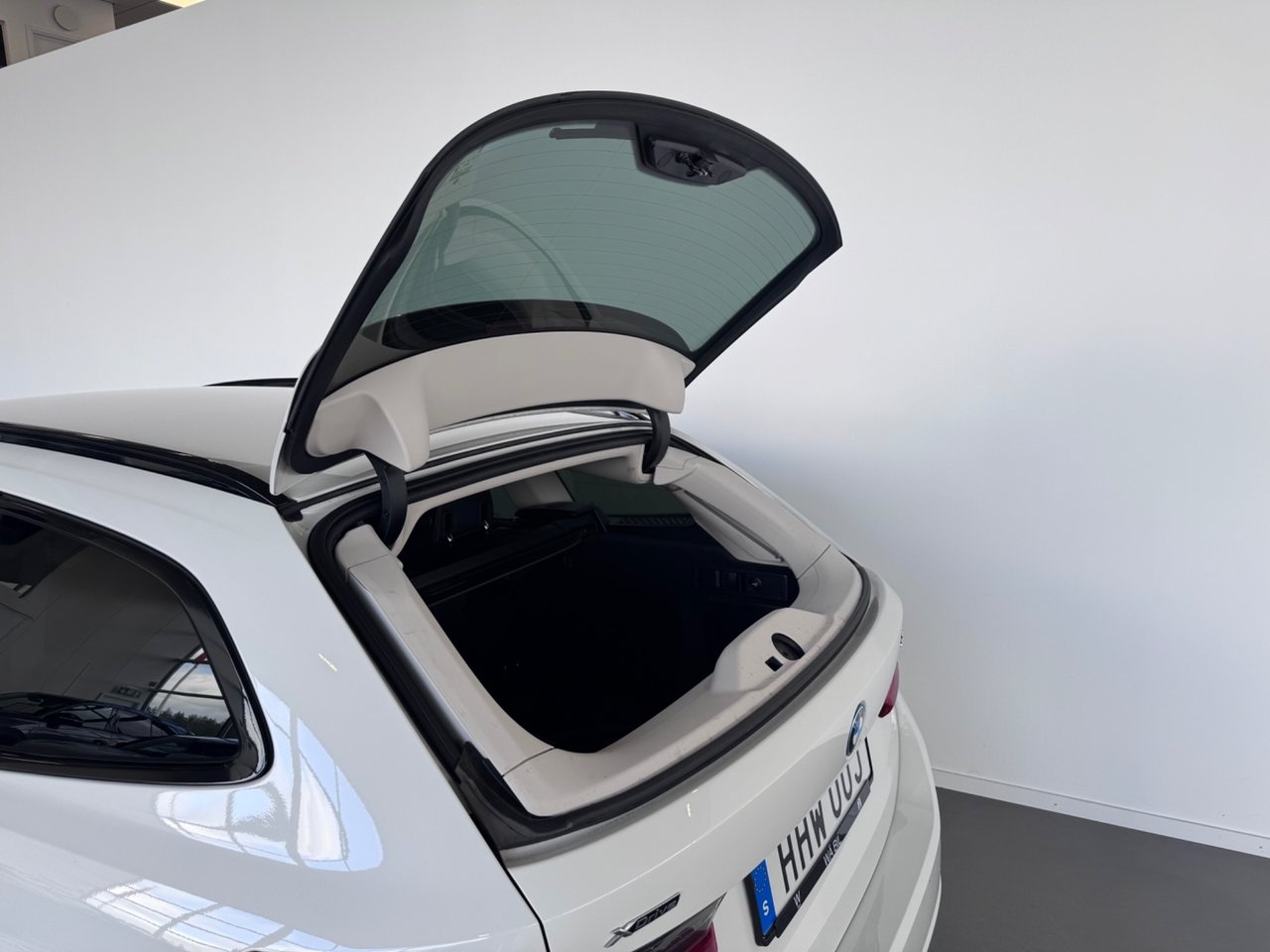 BMW 330 e xDrive Touring Steptronic 2023, bild 7/10