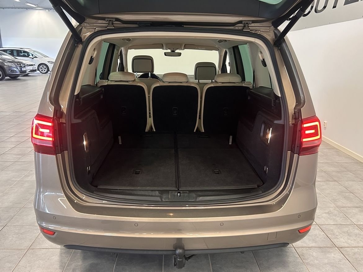 Volkswagen Sharan 2017, photo 6/24
