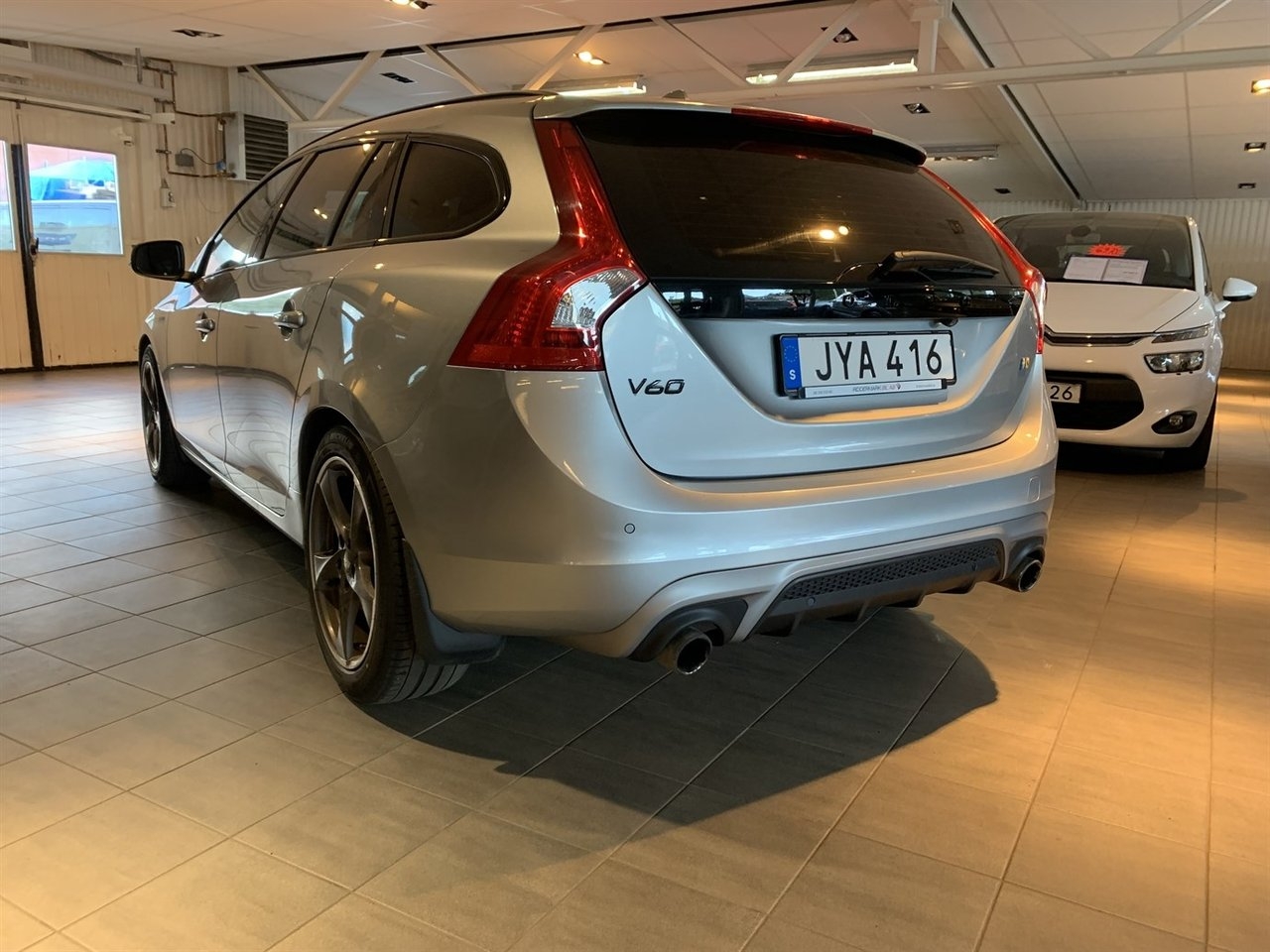 Volvo V60 D5 Geartronic, 225hk R-Design 2016, bild 3/10