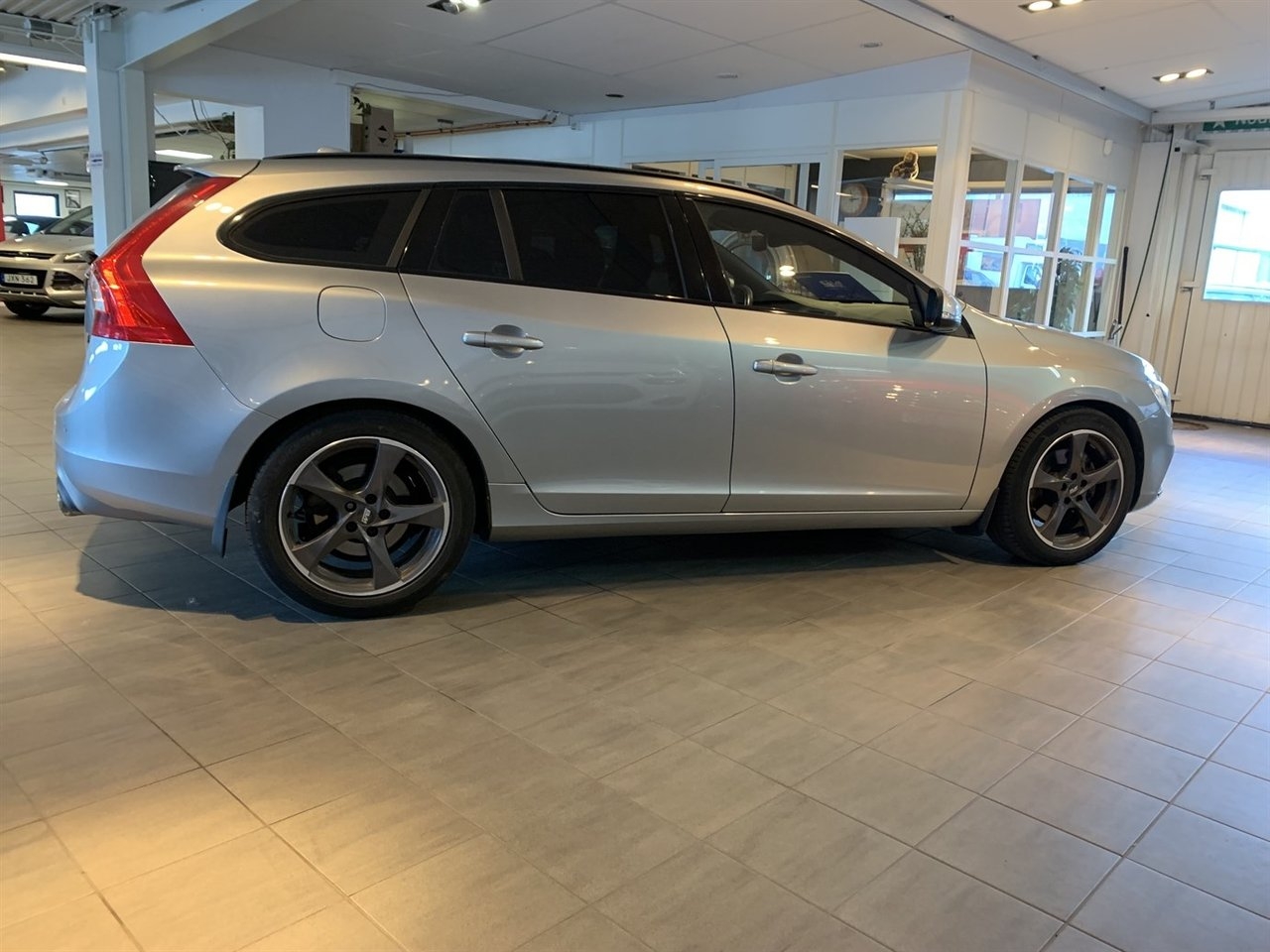 Volvo V60 D5 Geartronic, 225hk R-Design 2016, bild 2/10