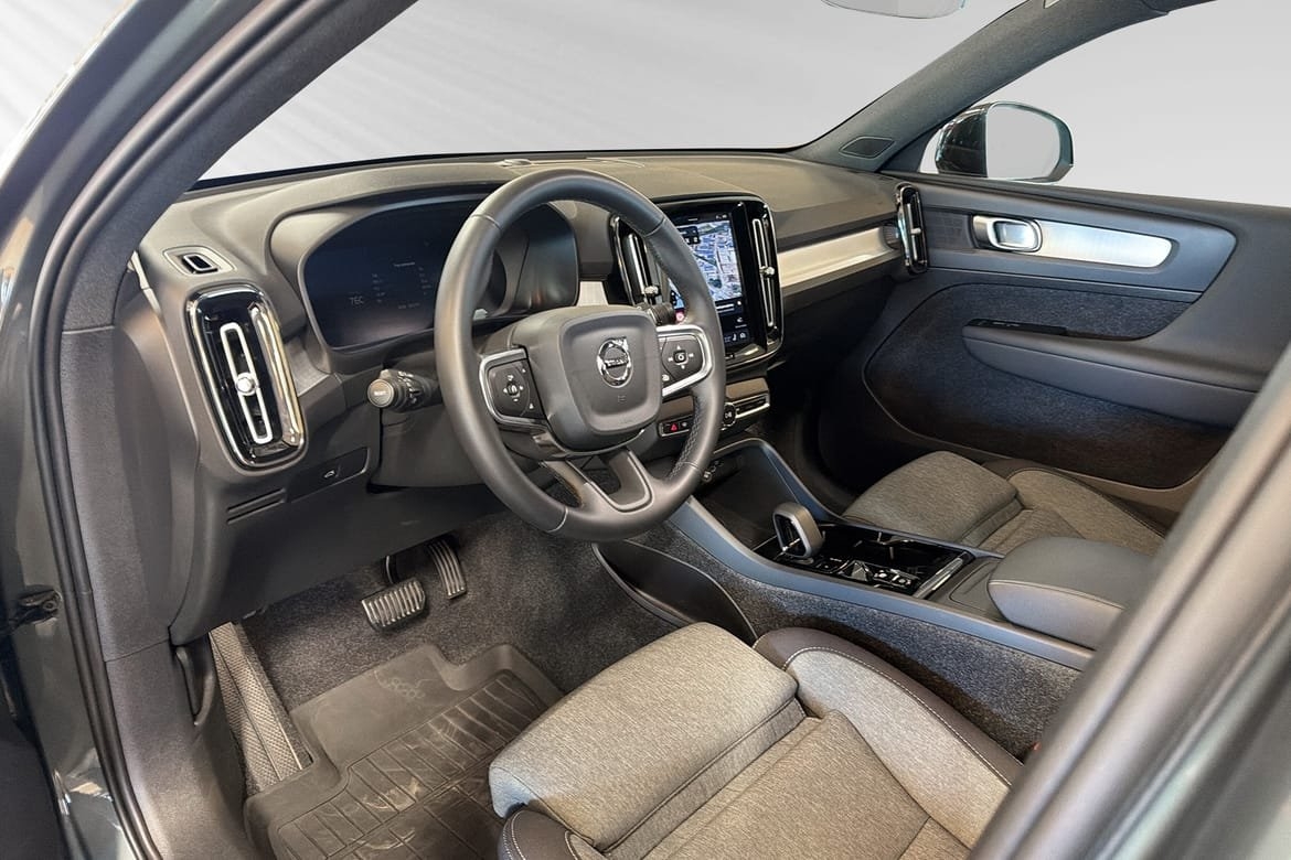 Volvo XC40 B4 FWD Bensin Plus Dark 2026, photo 7/10