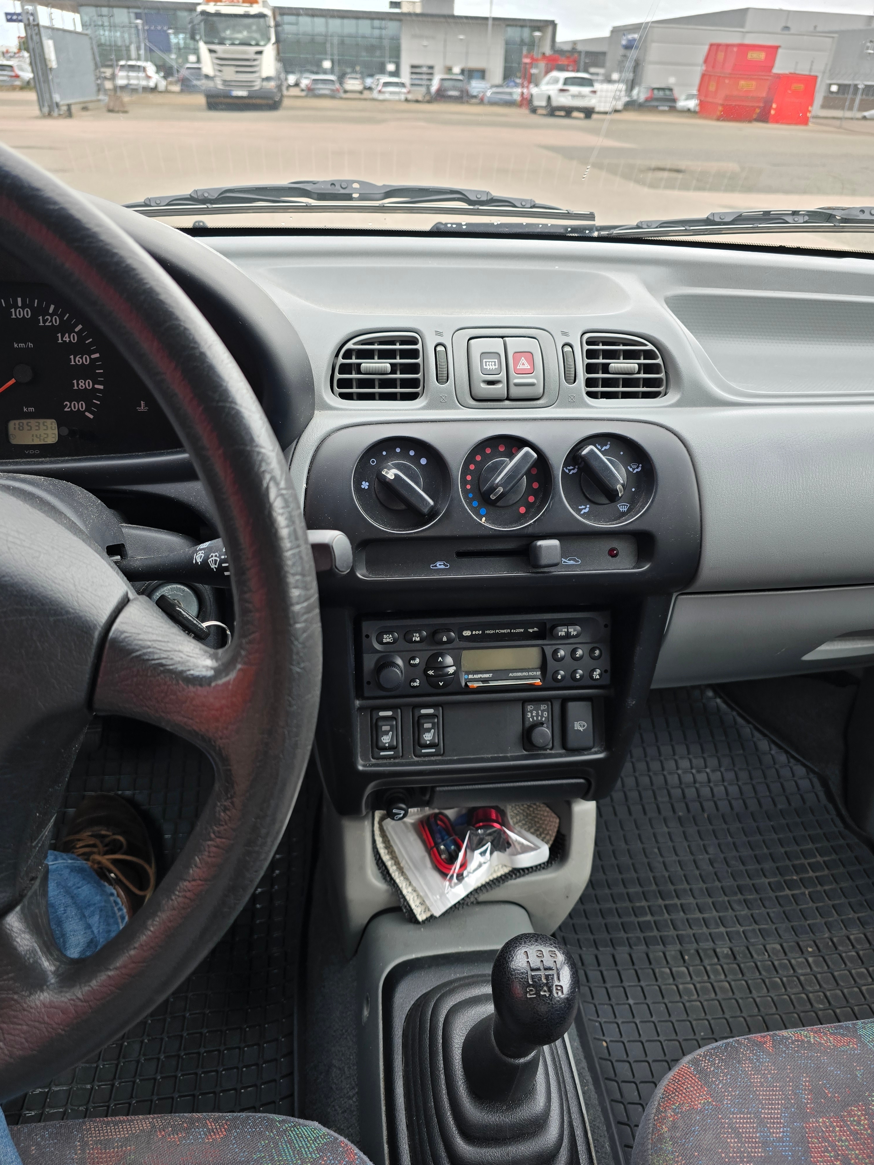 Nissan Micra 3-dörrar 1.3 Manuell 1998, bild 7/9