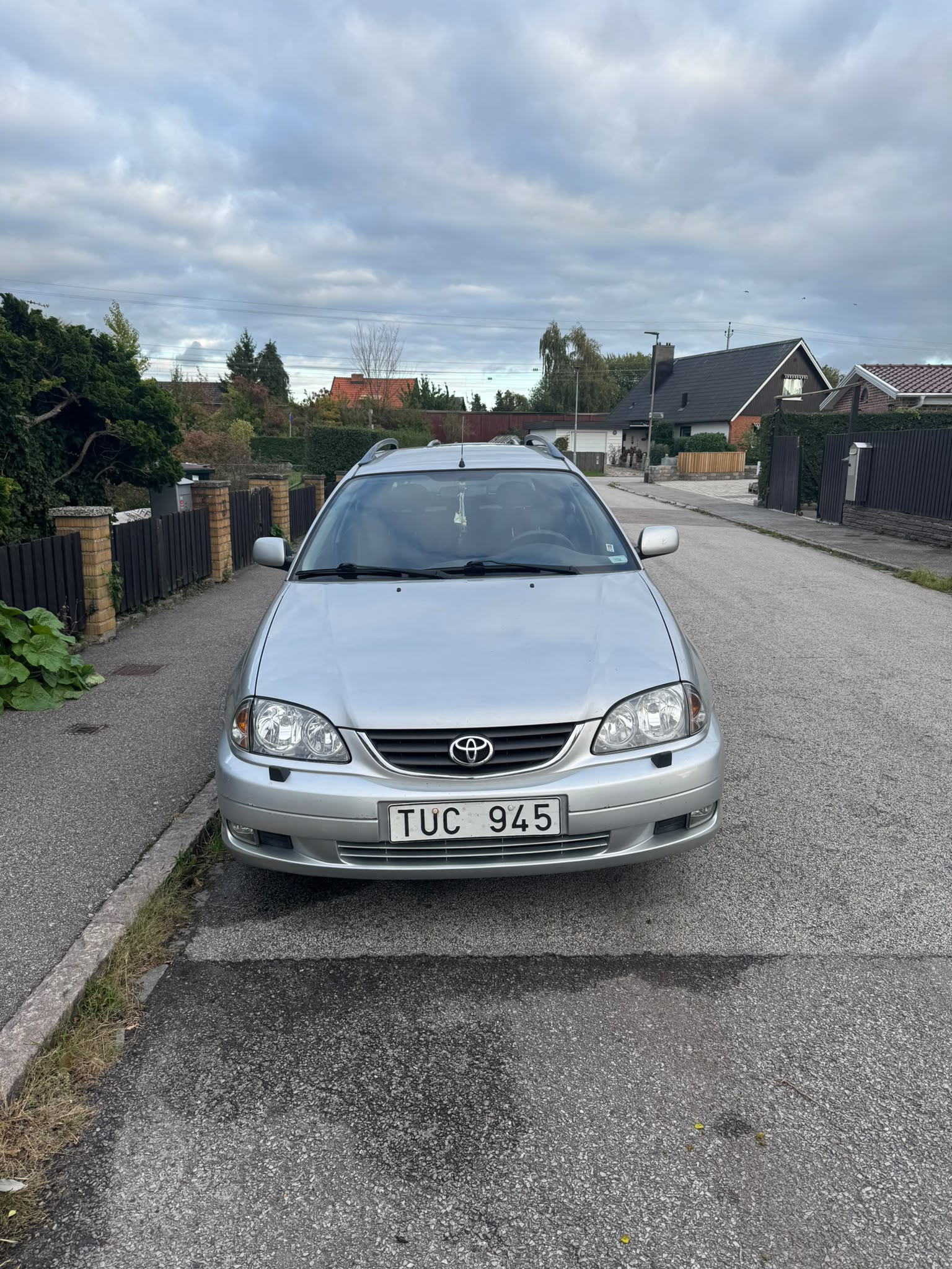 Toyota Avensis Kombi 1.8 VVT-i Manuell 2003, bild 2/9