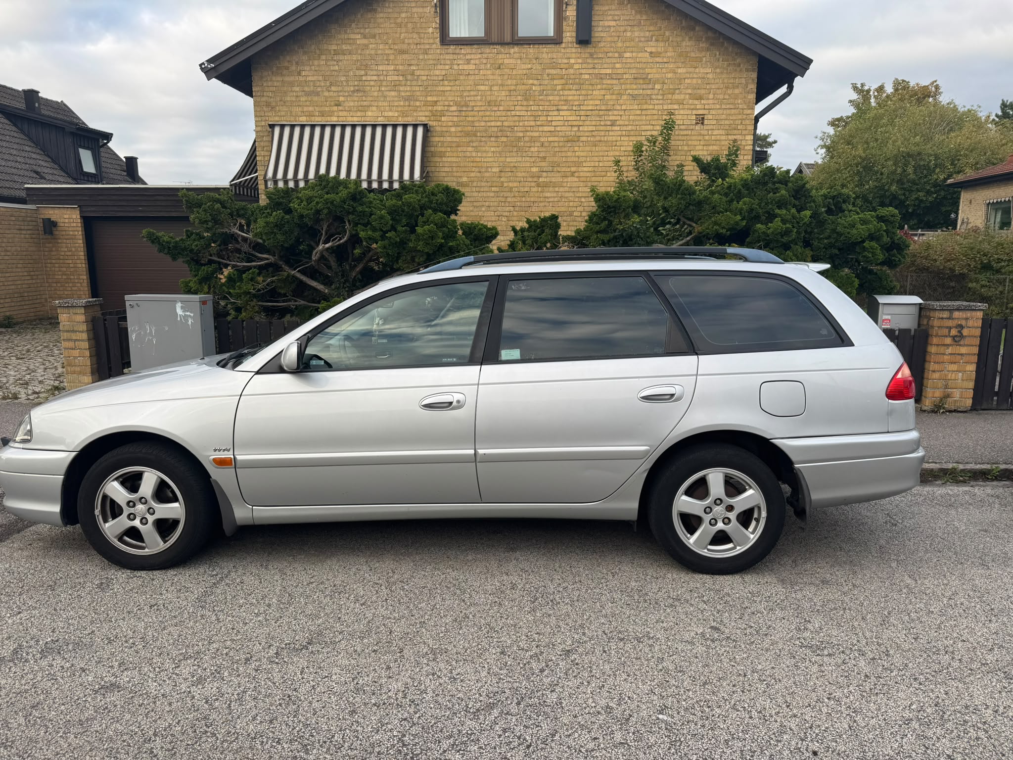 Toyota Avensis Kombi 1.8 VVT-i Manuell 2003, bild 4/9