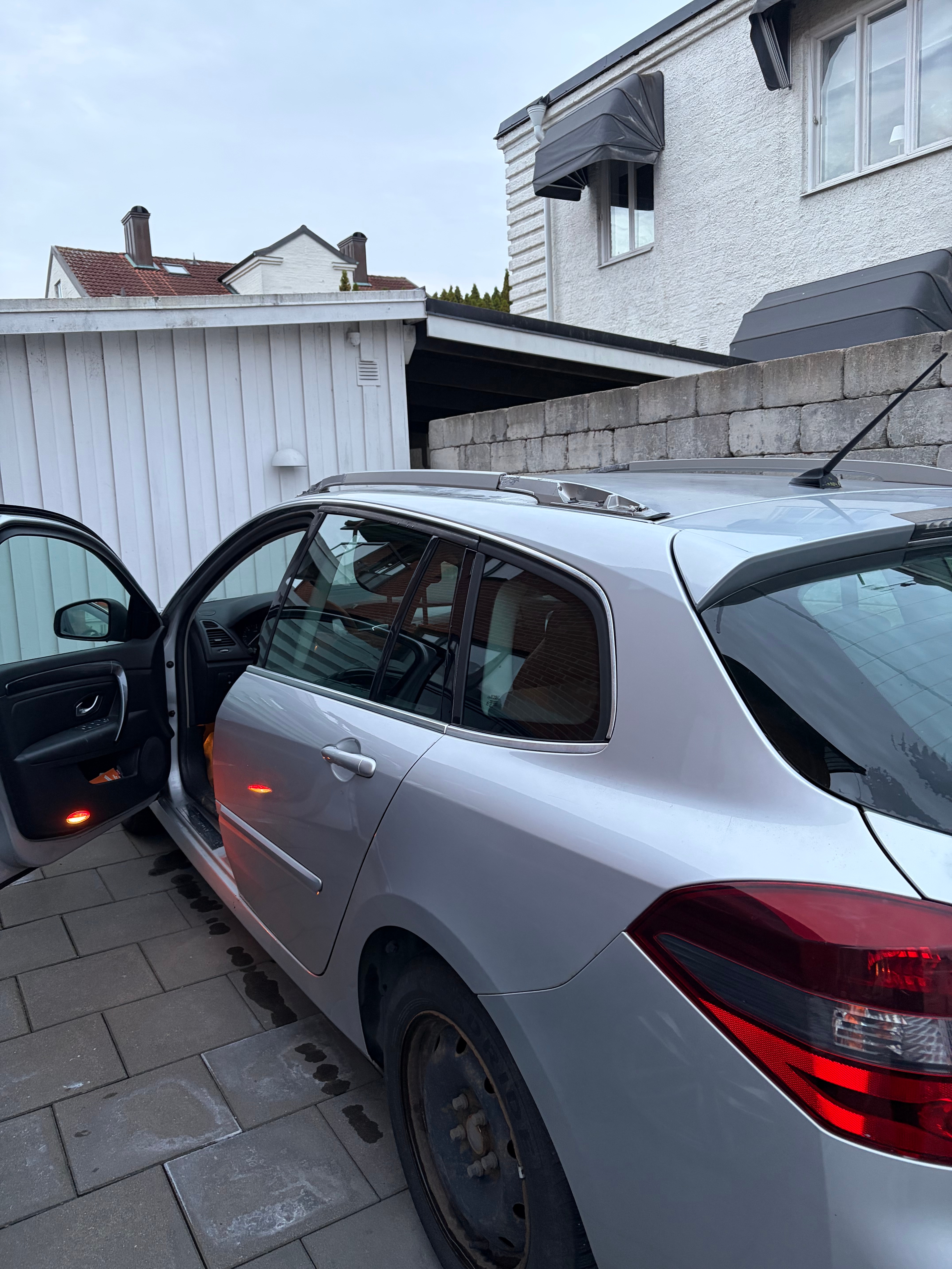 Renault Laguna Grandtour 2.0 dCi Manuell 2010, bild 3/4