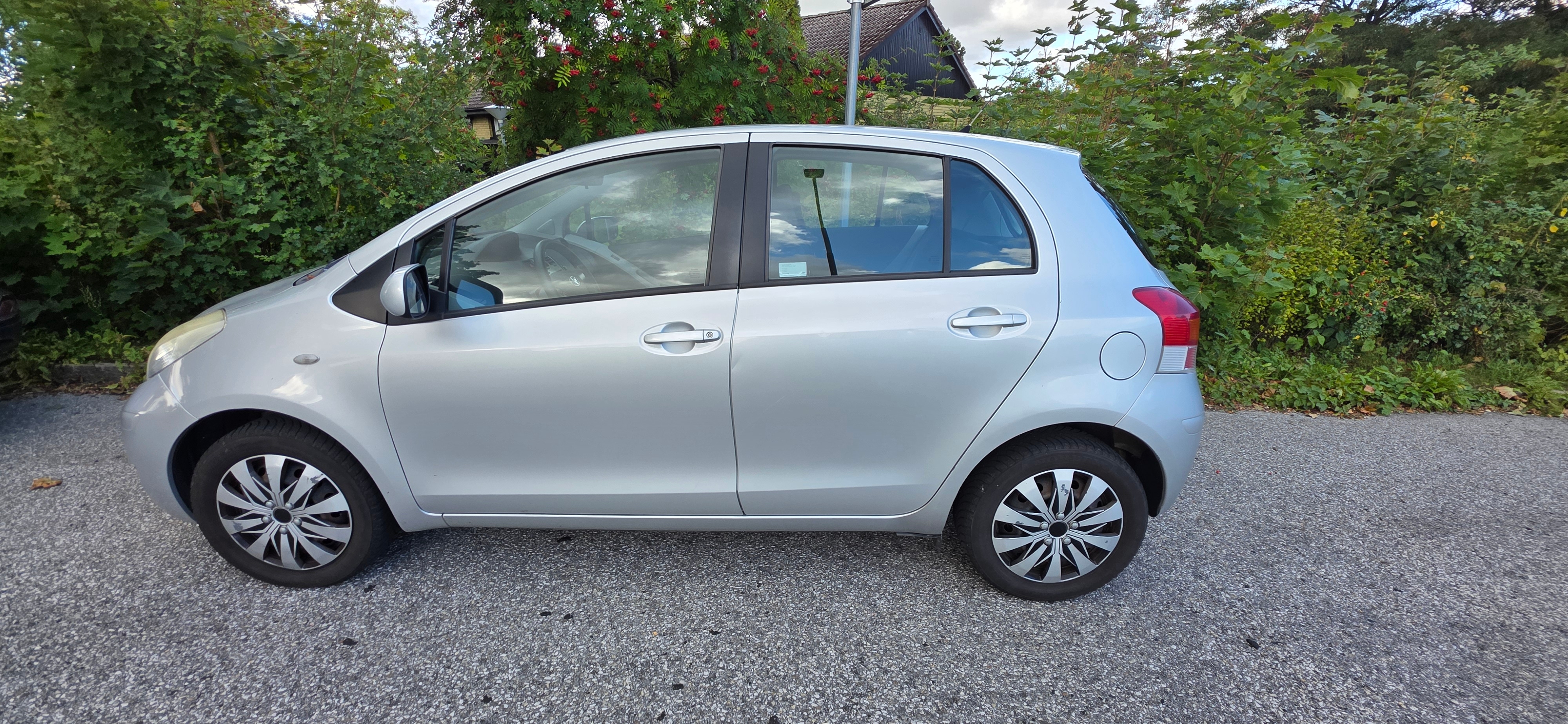 Toyota Yaris 5-dörrar 1.0 VVT-i Manuell 2009, bild 2/5