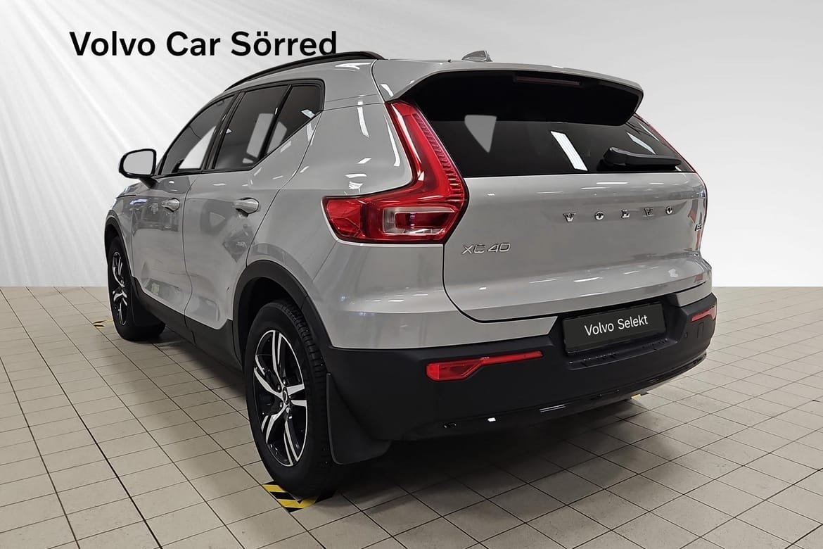 Volvo XC40 B3 FWD Bensin Plus Dark, Drag 2025, bild 4/10