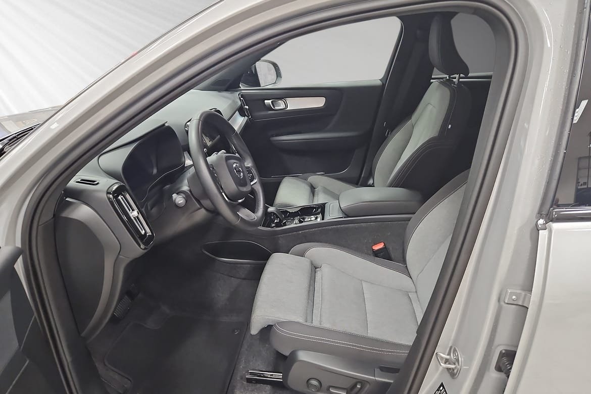 Volvo XC40 B3 FWD Bensin Plus Dark, Drag 2025, bild 7/10