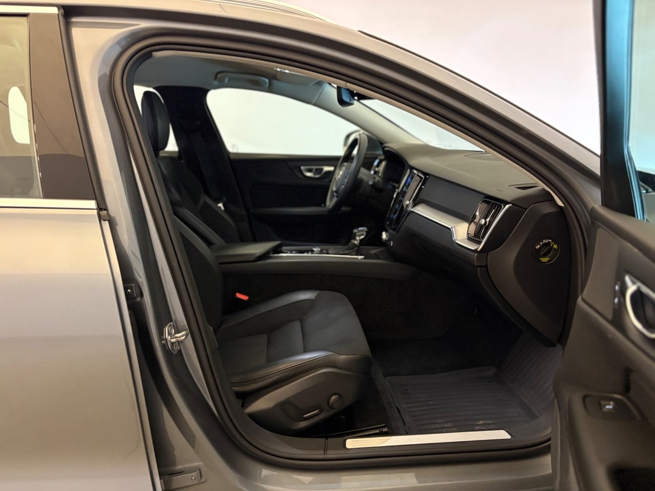 Volvo V60 2020, photo 6/10