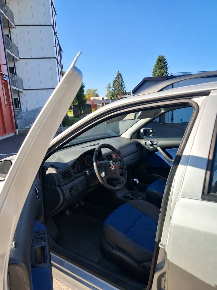 Skoda Octavia Tour Kombi 2.0 4x4 Manuell 2002, bild 2/2