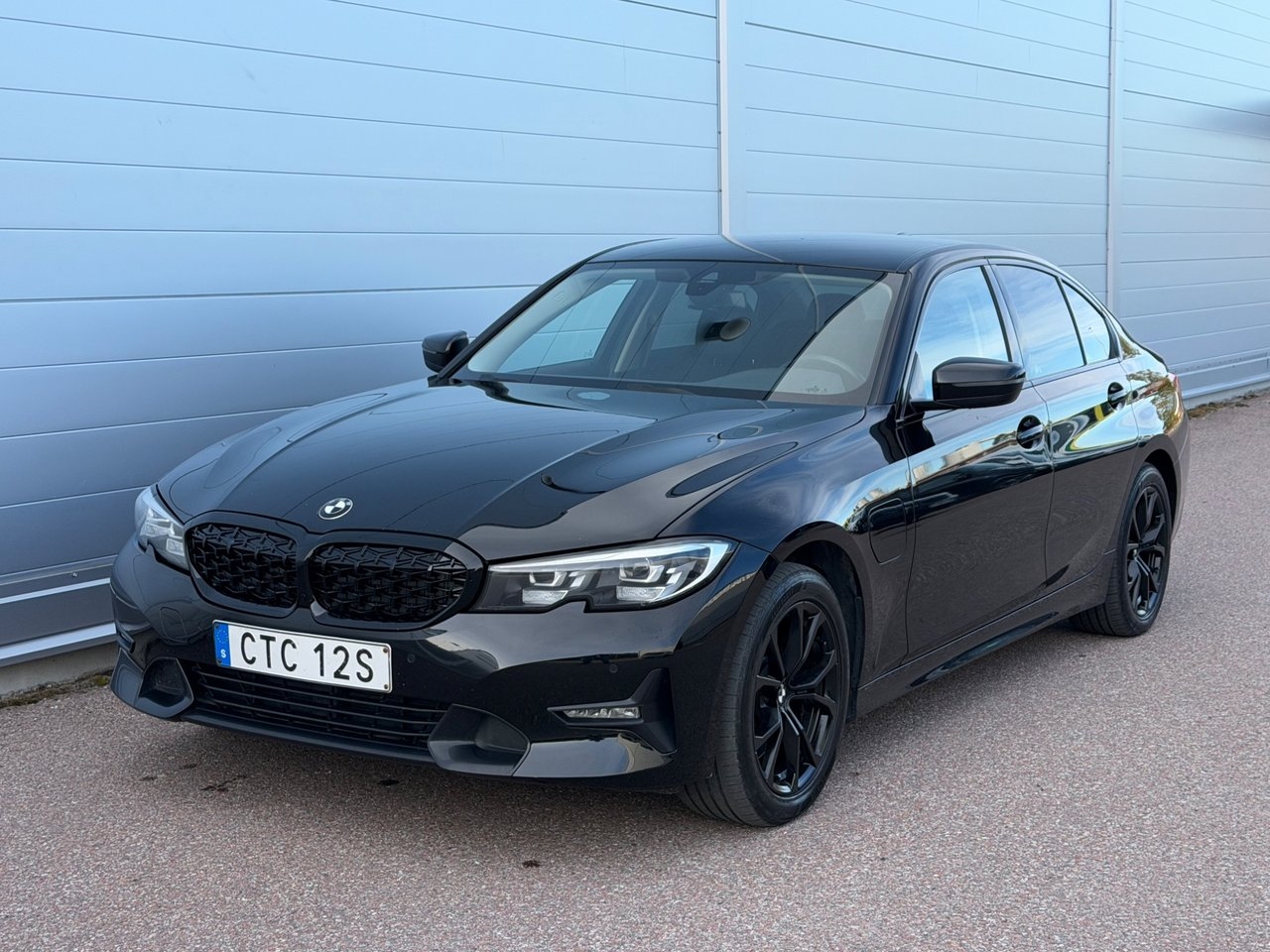 BMW 330 e Sedan 2020, bild 2/10