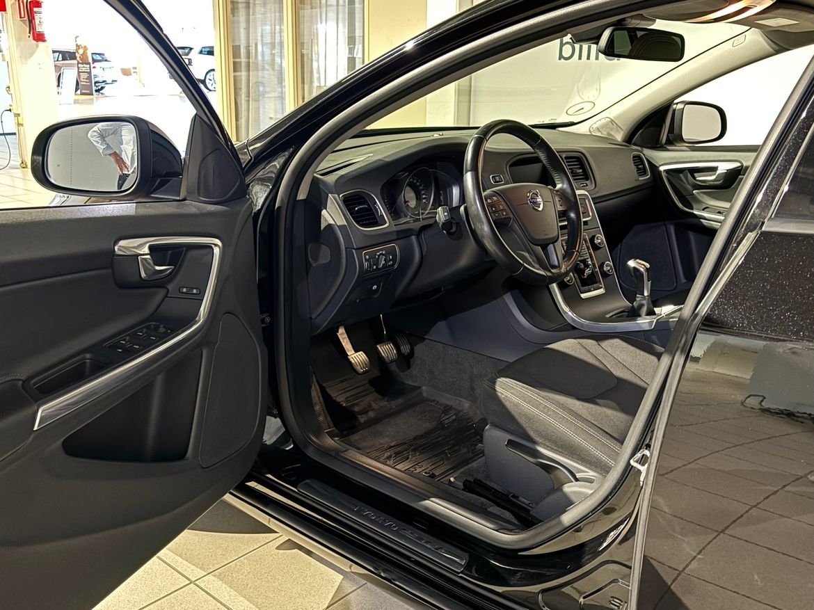 Volvo V60 D4 Kinetic 2016, photo 4/10
