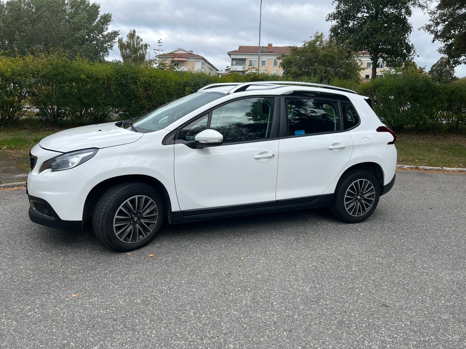 Peugeot 2008 1.2 PureTech 82 Manuell 2017, bild 2/10