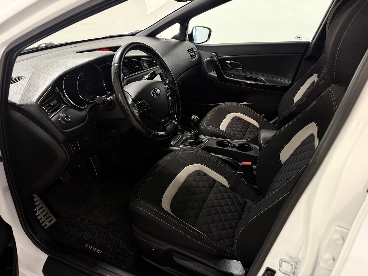 Kia Ceed 1.6 CRDi GT-Line 2016, bild 7/10