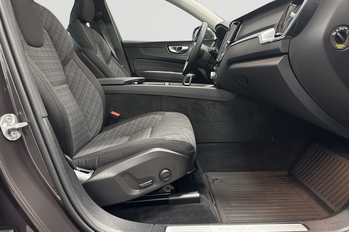 Volvo XC60 T6 Core Special Edition 2025, photo 5/10