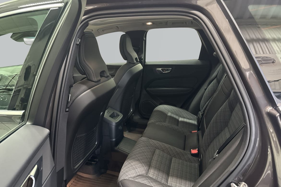 Volvo XC60 T6 Core Special Edition 2025, photo 7/10