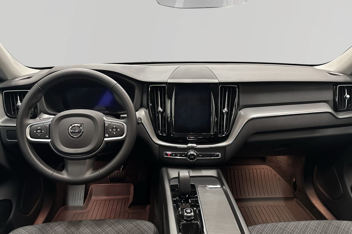 Volvo XC60 T6 Core Special Edition 2025, photo 6/10