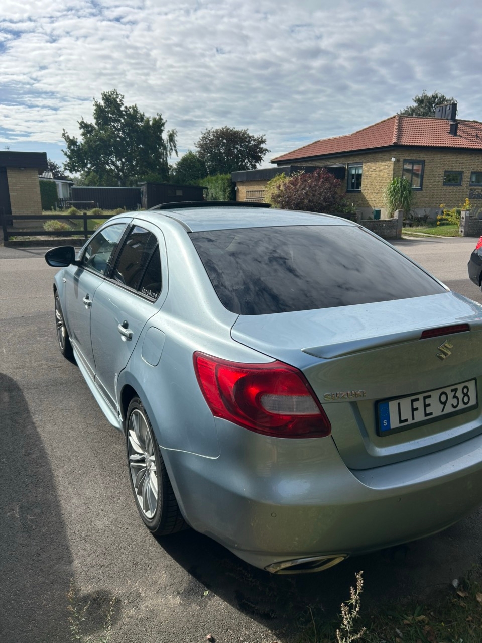 Suzuki Kizashi 2.4 DOHC 16V VVT 4x4 CVT 2011, bild 2/8