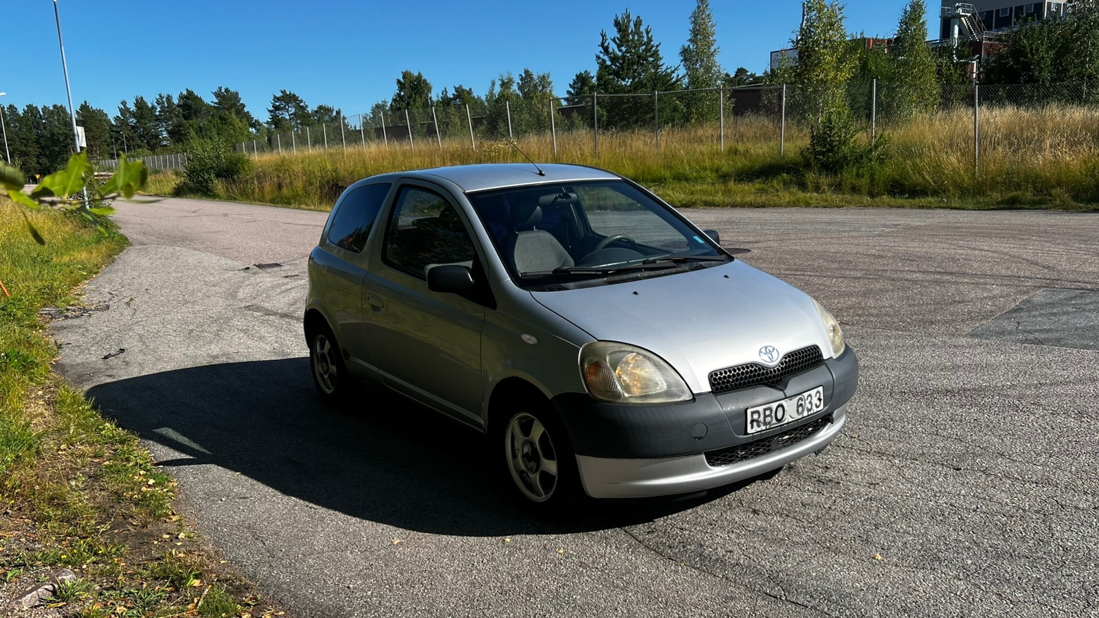 Toyota Yaris 3-dörrar 1.0 VVT-i Manuell 1999, bild 2/6