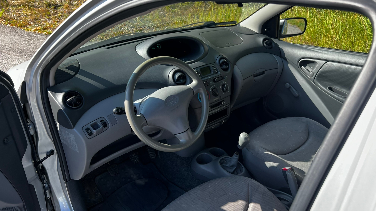 Toyota Yaris 3-dörrar 1.0 VVT-i Manuell 1999, bild 5/6